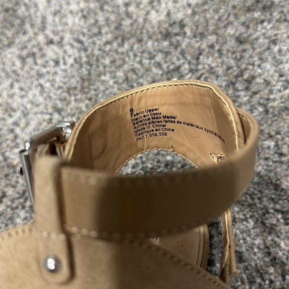 Express tan high heels - Picture 3 of 3